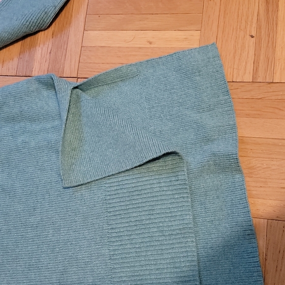 Gap Oversized Blue lightweight high low Sweater NWOT - Picture 3 of 6